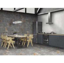 Moderní design kuchyně s jídelním stolem a židlemi na podlahových dlaždicích