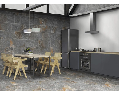 Moderní design kuchyně s jídelním stolem a židlemi na podlahových dlaždicích