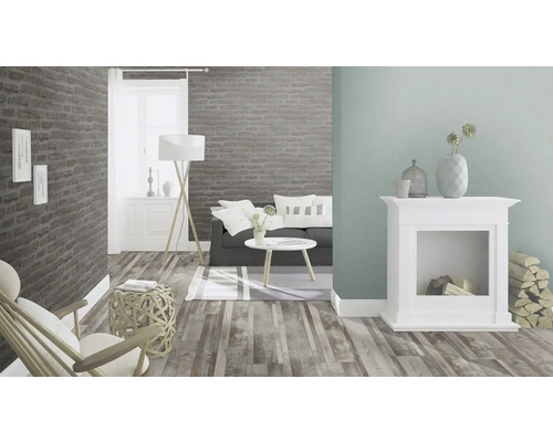 Obývací pokoj s pohovkou, stolem, lampou, krbem, křeslem a dřevěnou podlahou