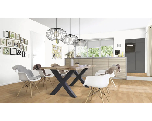 Světlý pokoj s jídelním stolem, židlemi a závěsnými lampami