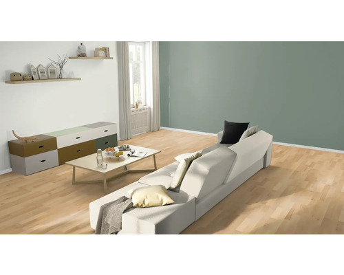 Světlý obývací pokoj s pohovkou, komodou a dekoracemi na policích