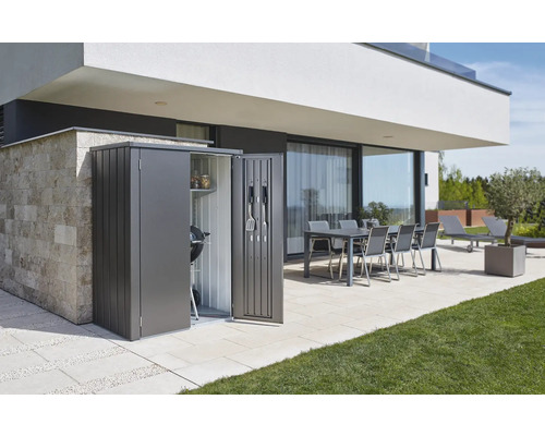 Zahradní skříň s grilem a nářadím v moderní zahradě