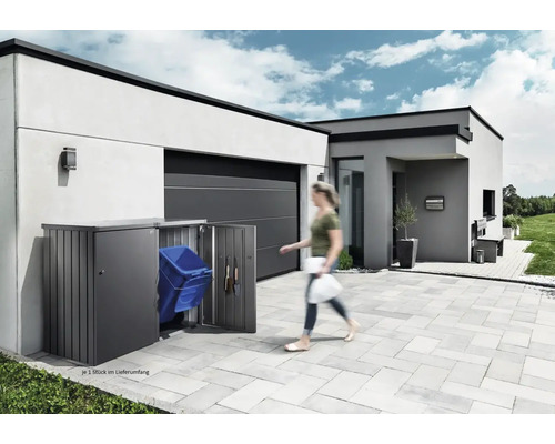 Kovová skříň na popelnice s otevřenými dveřmi před moderním domem