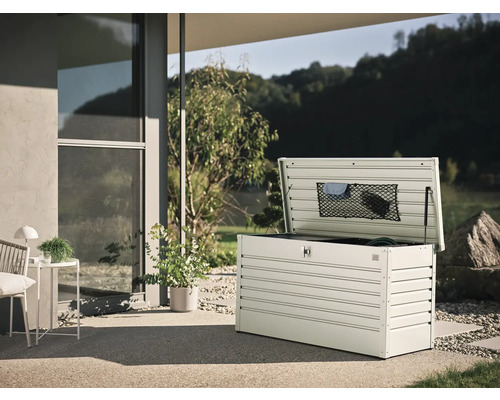 Otevřený kovový zahradní box na terase s výhledem do zahrady