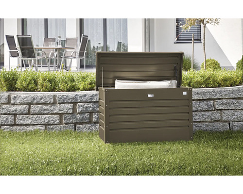 Otevřený kovový úložný box na zahradě