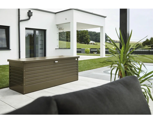 Kovová zahradní truhla ve venkovním prostředí