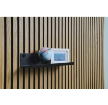 Dekorativní design stěn s dřevěnými panely, policí, glóbusem a rámem na fotografie