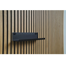 Černá police na dřevěné obložené stěně