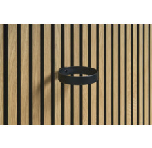 Držák na nápoje v černé barvě na dřevěné lamelové stěně