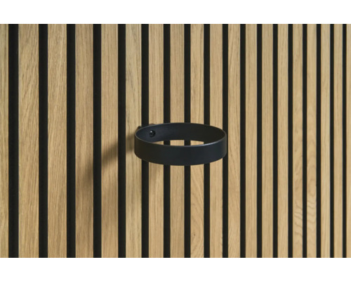 Držák na nápoje v černé barvě na dřevěné lamelové stěně