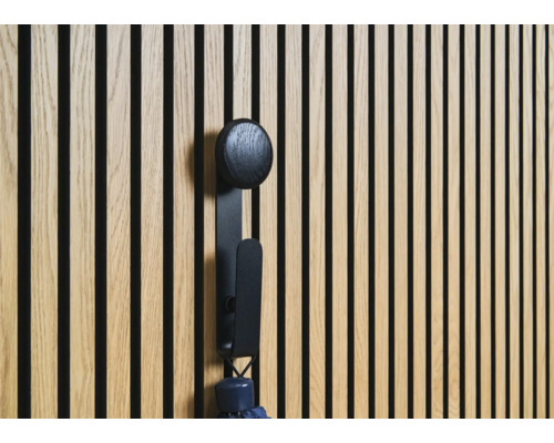 Dřevěný stěnový panel s černým věšákem a deštníkem