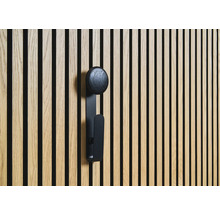 Dřevěný stěnový panel s černým věšákem na oblečení