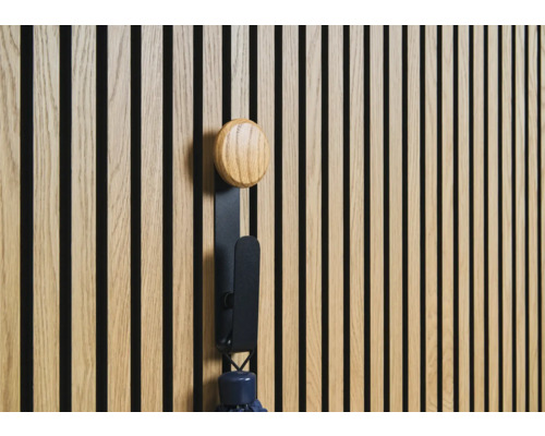 Stěna z dřevěných panelů s věšákem a deštníkem