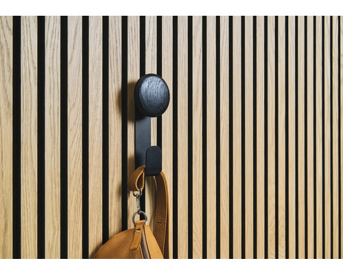 Dřevěná stěna s háčkem a kabelkou