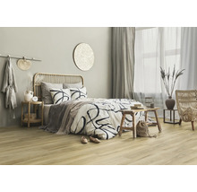 Světlá ložnice s postelí, závěsy a dřevěnou podlahou