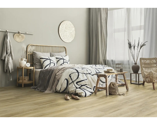 Světlá ložnice s postelí, závěsy a dřevěnou podlahou