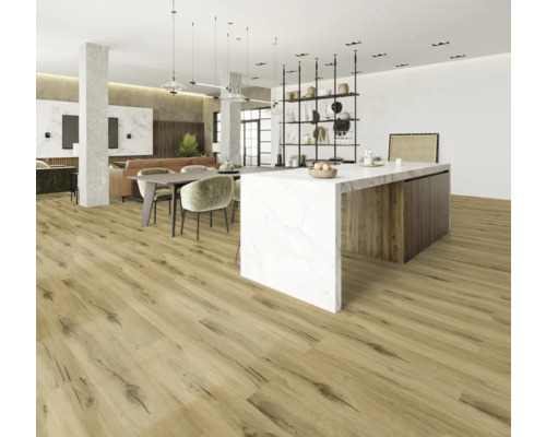 Světlý obývací pokoj s dřevěnou podlahou, jídelním stolem a kuchyňským ostrovem