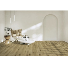 Obývací pokoj s křeslem, konferenčním stolkem a podlahou s dřevěným vzhledem