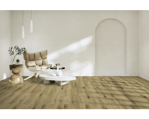 Obývací pokoj s křeslem, konferenčním stolkem a podlahou s dřevěným vzhledem