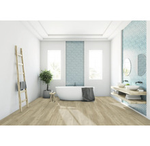 Světlá koupelna s vanou, umyvadly a dřevěným žebříkem