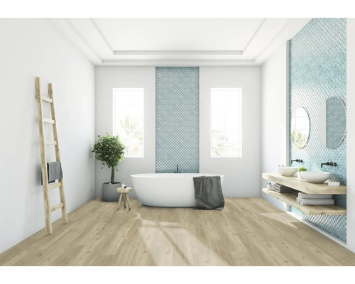 Světlá koupelna s vanou, umyvadly a dřevěným žebříkem