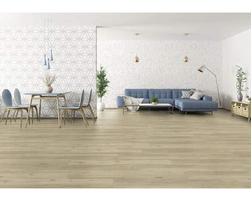 Světlý obývací pokoj s dřevěnou podlahou, pohovkou a jídelním stolem