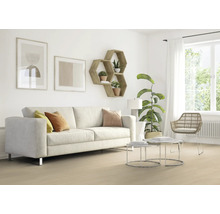 Světlý obývací pokoj s pohovkou, policemi a dekoracemi