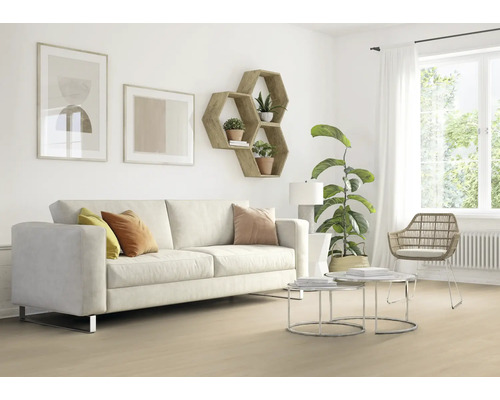 Světlý obývací pokoj s pohovkou, policemi a dekoracemi