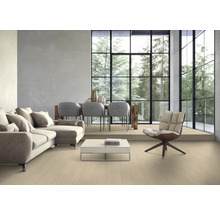 Obývací pokoj s pohovkou, židlemi, stolem a velkým oknem s výhledem na stromy