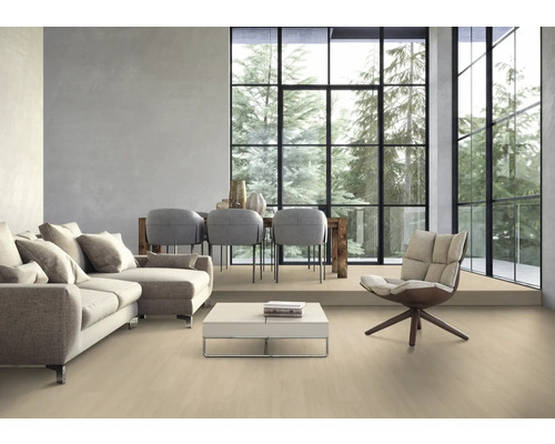 Obývací pokoj s pohovkou, židlemi, stolem a velkým oknem s výhledem na stromy