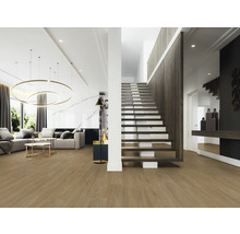 Světlý obývací pokoj se schodištěm a dřevěnou podlahou