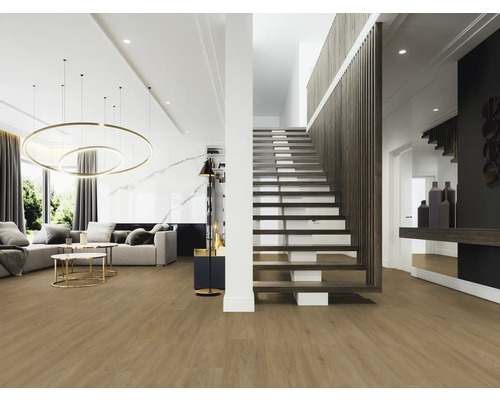 Světlý obývací pokoj se schodištěm a dřevěnou podlahou