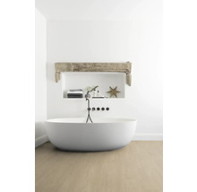 Koupelna s volně stojící vanou, úložným prostorem a dekorativními prvky pro světlou a prostornou atmosféru