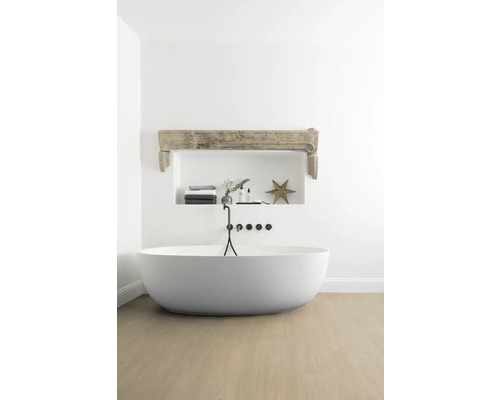 Koupelna s volně stojící vanou, úložným prostorem a dekorativními prvky pro světlou a prostornou atmosféru