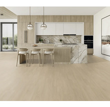 Světlá kuchyně s kuchyňským ostrovem, mramorovou deskou, dřevěnými prvky a odpovídající podlahou.