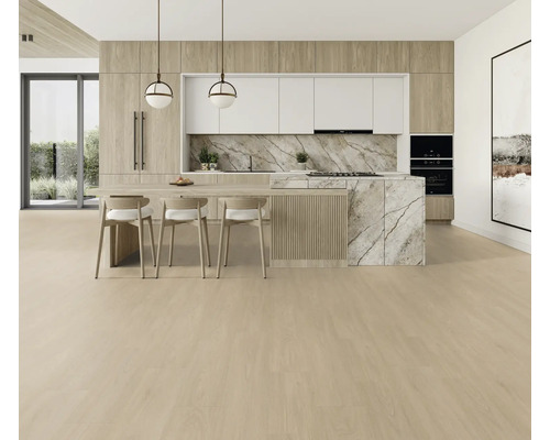 Světlá kuchyně s kuchyňským ostrovem, mramorovou deskou, dřevěnými prvky a odpovídající podlahou.