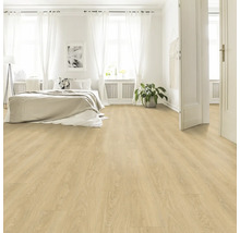 Světlá ložnice s laminátovou podlahou se vzhledem dřeva, postelí a bílými závěsy.