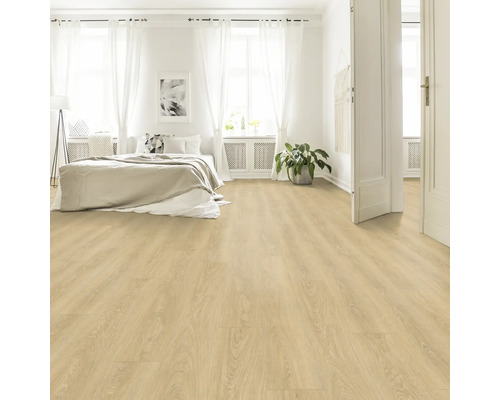 Světlá ložnice s laminátovou podlahou se vzhledem dřeva, postelí a bílými závěsy.