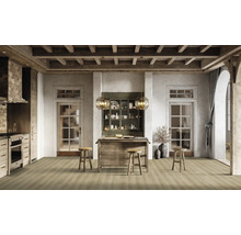 Světlá kuchyně s dřevěným trámovým stropem, kuchyňským ostrovem a dřevěnou podlahou