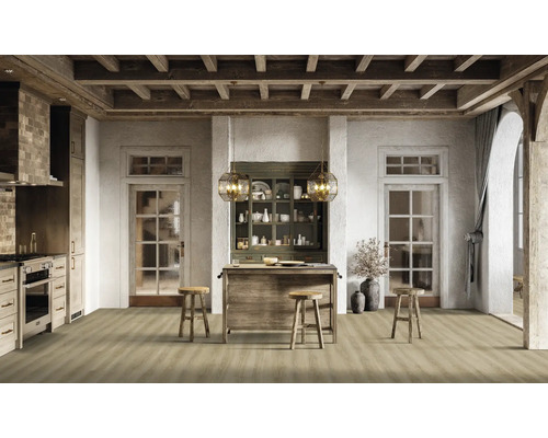 Světlá kuchyně s dřevěným trámovým stropem, kuchyňským ostrovem a dřevěnou podlahou