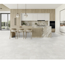 Světlá kuchyně s kuchyňským ostrůvkem, dřevěnými skříňkami a bílými pracovními deskami