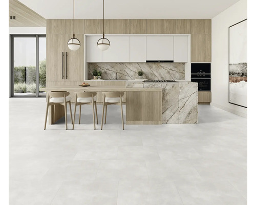 Světlá kuchyně s kuchyňským ostrůvkem, dřevěnými skříňkami a bílými pracovními deskami