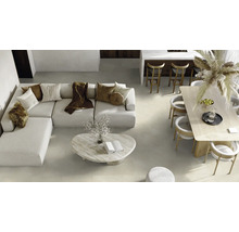 Světlý a prostorný byt s pohovkou, stolem a židlemi