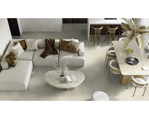 Světlý a prostorný byt s pohovkou, stolem a židlemi