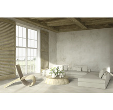 Světlý obývací pokoj s dřevěným stropem, okenicemi, pohovkou a dřevěným stolem