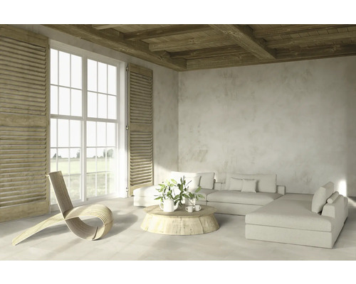 Světlý obývací pokoj s dřevěným stropem, okenicemi, pohovkou a dřevěným stolem