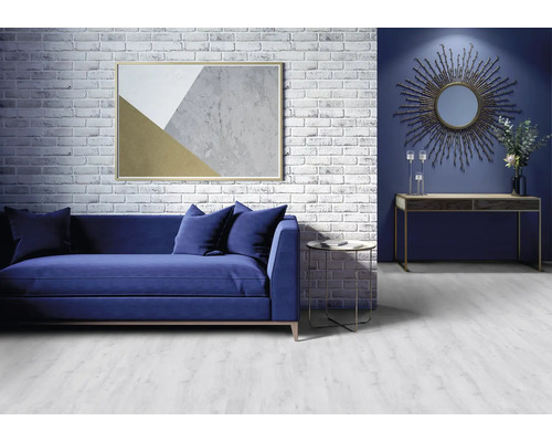 Obývací pokoj s pohovkou, stolem a nástěnnou dekorací