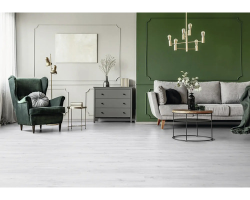 Obývací pokoj s křeslem, pohovkou, komodou a závěsným svítidlem