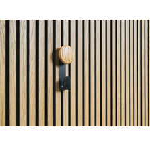 Dřevěný panel s háčkem na šaty