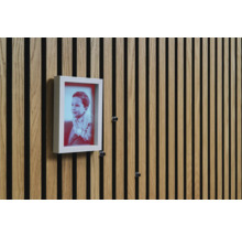 Nástěnné panely s dřevěnou strukturou a fotorámeček na nich připevněný